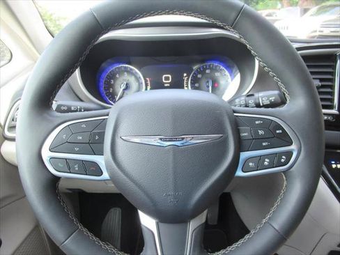 Certified 2024 Chrysler Pacifica Touring-L FWD image 19