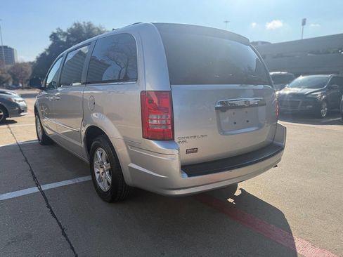 Used 2010 Chrysler Town & Country Touring Plus image 4
