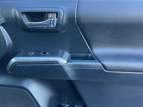 Used 2018 Toyota Tacoma TRD Sport image 17