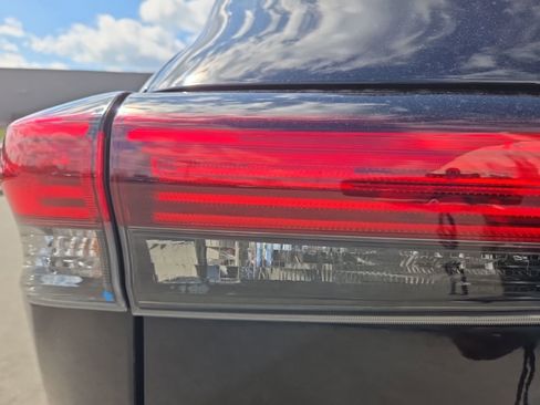 Used 2022 Toyota Highlander XLE image 12