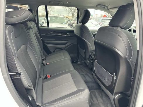 Used 2023 Jeep Grand Cherokee Laredo image 10