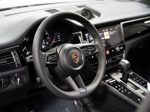 Used 2024 Porsche Macan image 4