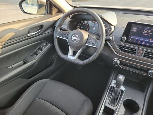 Used 2025 Nissan Altima 2.5 SV FWD image 13
