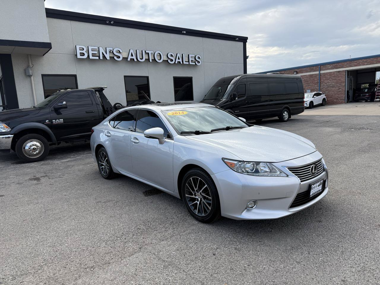 Used 2014 Lexus ES 350 w/ Luxury Package FWD image 4