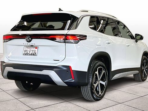 Used 2025 Volkswagen Tiguan SE image 16