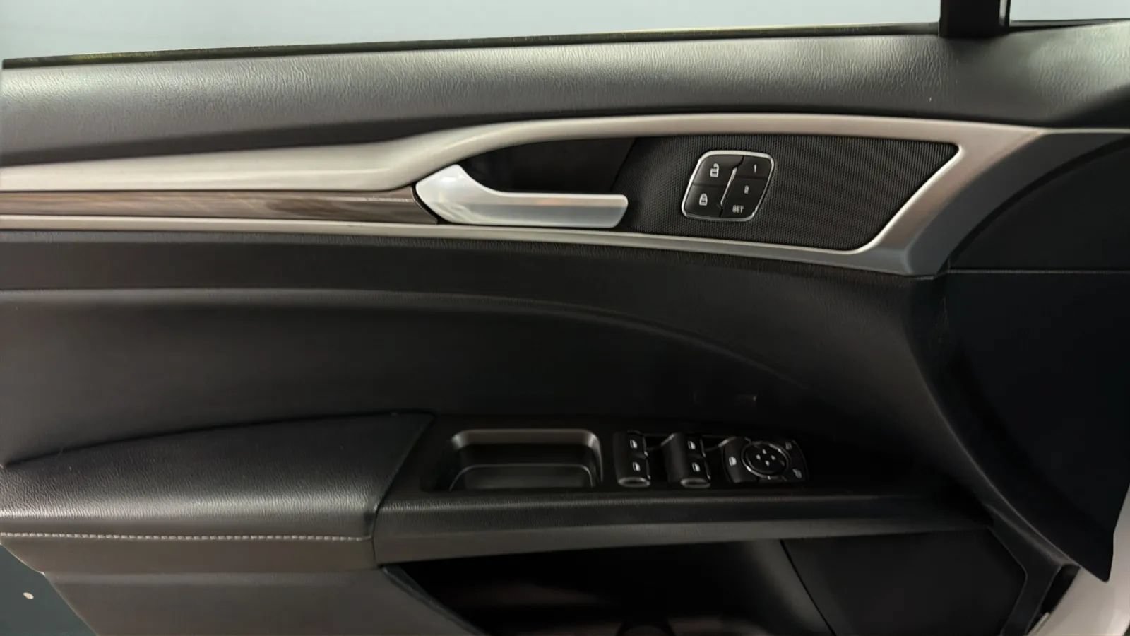 Used 2018 Ford Fusion SE w/ Fusion SE Technology Package FWD image 17