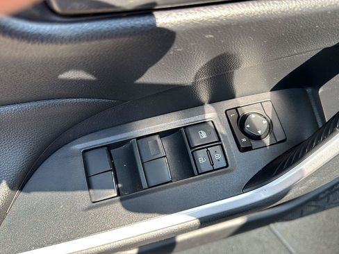 Used 2019 Toyota RAV4 LE AWD/4WD image 12