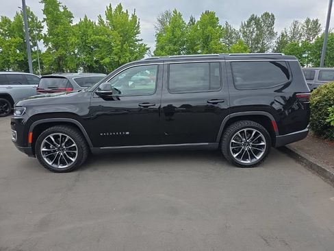 Used 2022 Jeep Wagoneer Series III w/ Premium Group I AWD/4WD image 2