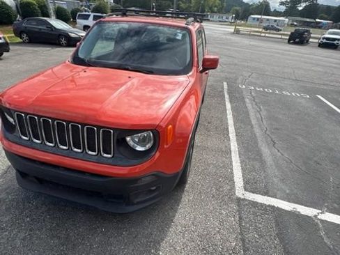 Used 2016 Jeep Renegade Latitude FWD image 2