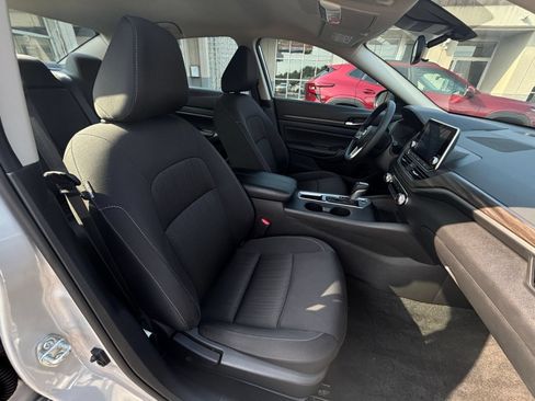 Used 2025 Nissan Altima 2.5 SV FWD image 37