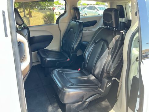 Used 2023 Chrysler Pacifica Touring-L FWD image 17