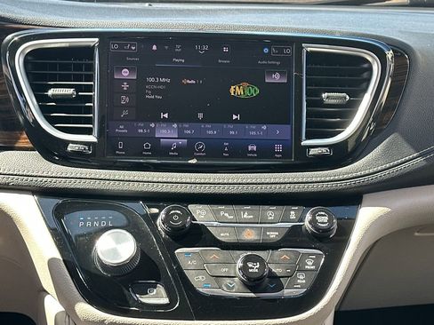 Used 2022 Chrysler Pacifica Limited image 16