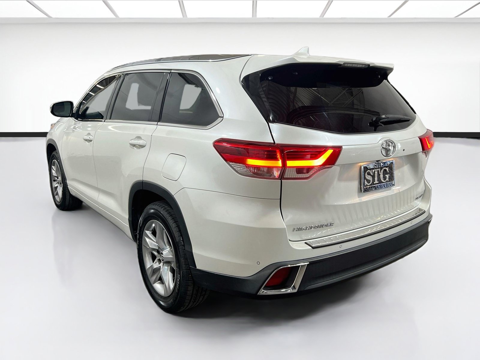 Used 2019 Toyota Highlander Limited FWD image 6