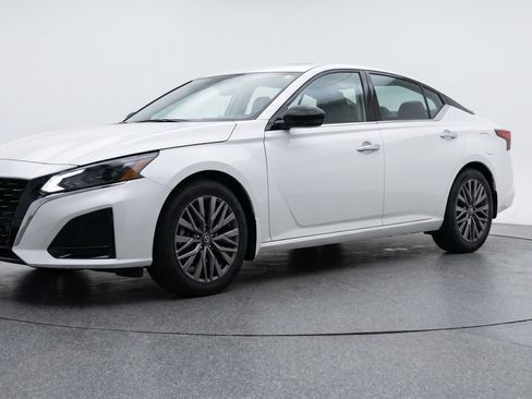 Used 2025 Nissan Altima 2.5 SV FWD image 3