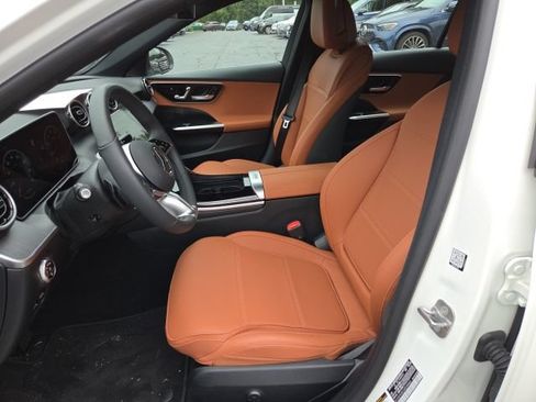 Used 2025 Mercedes-Benz C 300 4MATIC Sedan image 5