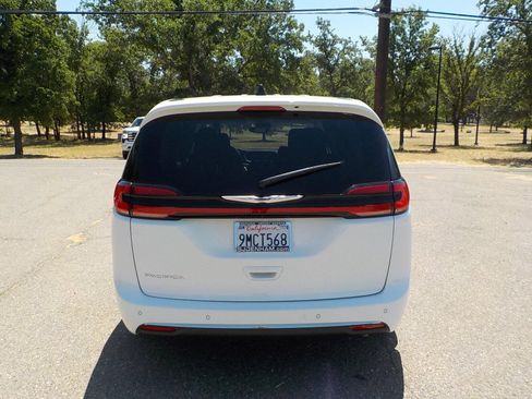 Used 2024 Chrysler Pacifica Touring-L image 6