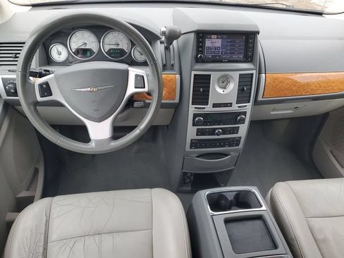 Used 2010 Chrysler Town & Country Limited w/ Entertainment Group #3 FWD image 13