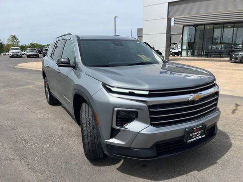 Used 2024 Chevrolet Traverse LT image 2