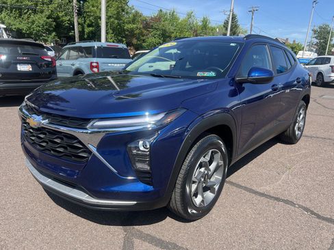 Used 2024 Chevrolet Trax LT w/ Driver Confidence Package FWD image 3