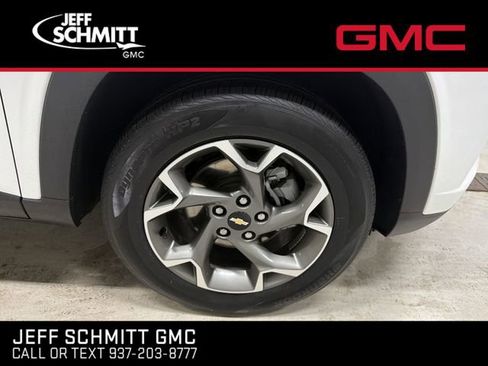 Certified 2025 Chevrolet Trax LT w/ LT Convenience Package FWD image 13