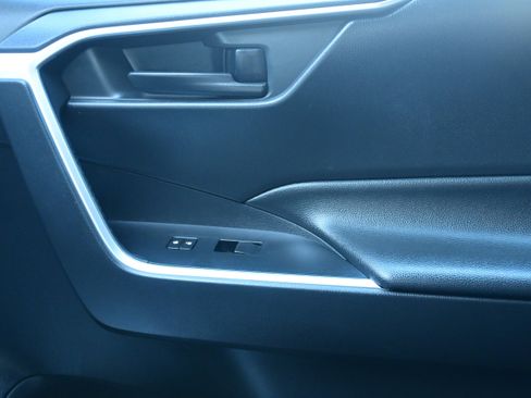 Used 2020 Toyota RAV4 LE image 28