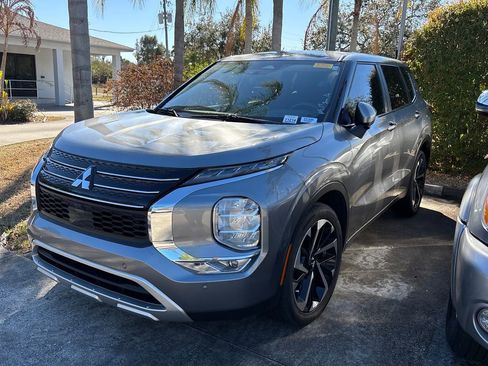 Used 2024 Mitsubishi Outlander SE image 3