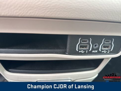 Used 2024 Chrysler Pacifica Touring-L image 30