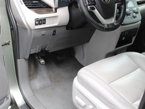 Used 2020 Toyota Sienna XLE w/ XLE Navigation Package image 44