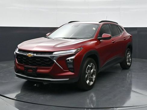 Used 2025 Chevrolet Trax LT FWD image 5