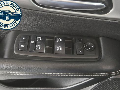 Used 2025 Chrysler Pacifica Select FWD image 24