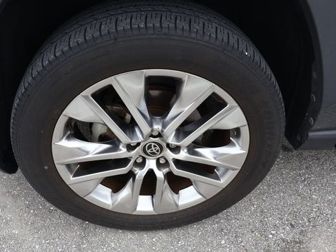Used 2021 Toyota RAV4 XLE Premium FWD image 4