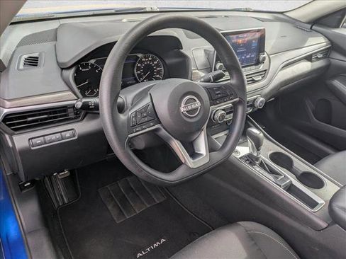 Used 2025 Nissan Altima 2.5 SV image 9