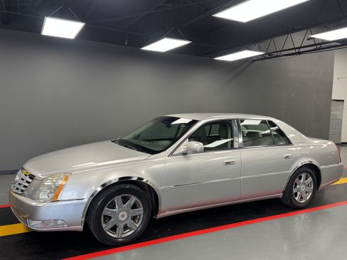 Used 2007 Cadillac DTS Luxury I w/ Trunk Convenience Package FWD image 2