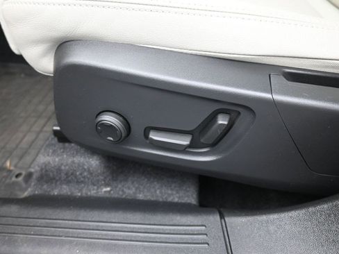 Used 2025 Volvo XC40 B5 Plus AWD/4WD image 21