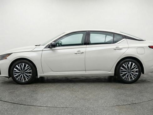 Used 2025 Nissan Altima 2.5 SV image 5