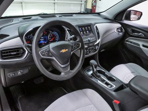 Used 2022 Chevrolet Equinox LS w/ LS Convenience Package FWD image 2