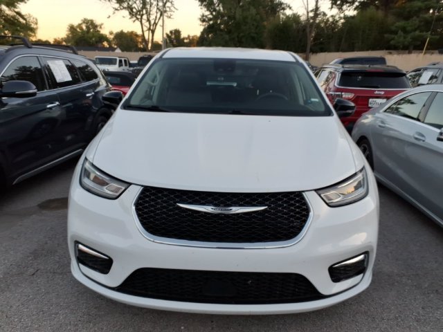Used 2024 Chrysler Pacifica Touring-L FWD image 2