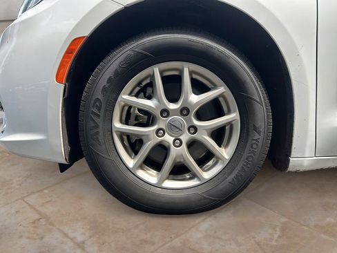 Used 2023 Chrysler Pacifica Touring-L FWD image 14