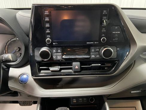 Used 2022 Toyota Highlander LE image 12