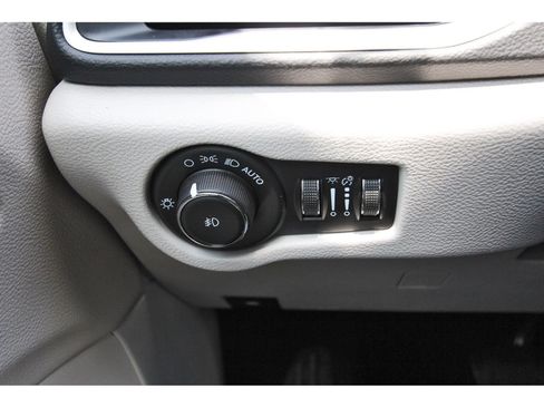 Used 2023 Chrysler Pacifica Touring-L FWD image 18