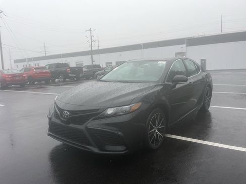 Used 2023 Toyota Camry SE image 2