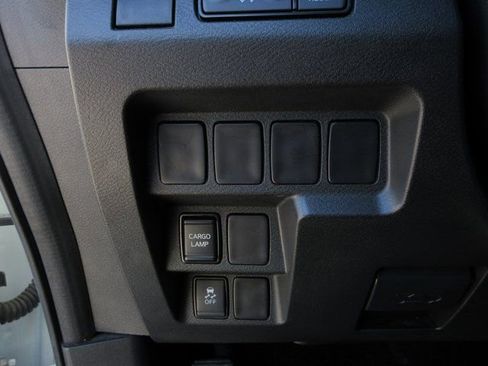 Used 2024 Nissan Frontier SV image 12