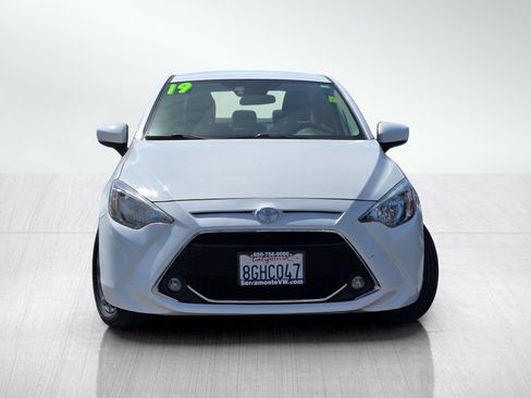 Used 2019 Toyota Yaris LE FWD image 2