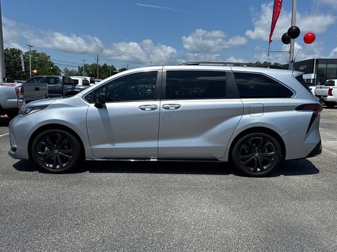 Used 2023 Toyota Sienna XSE FWD image 6