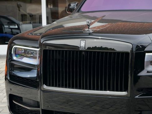 Used 2023 Rolls-Royce Cullinan Black Badge w/ Dark Exterior Package AWD/4WD image 23