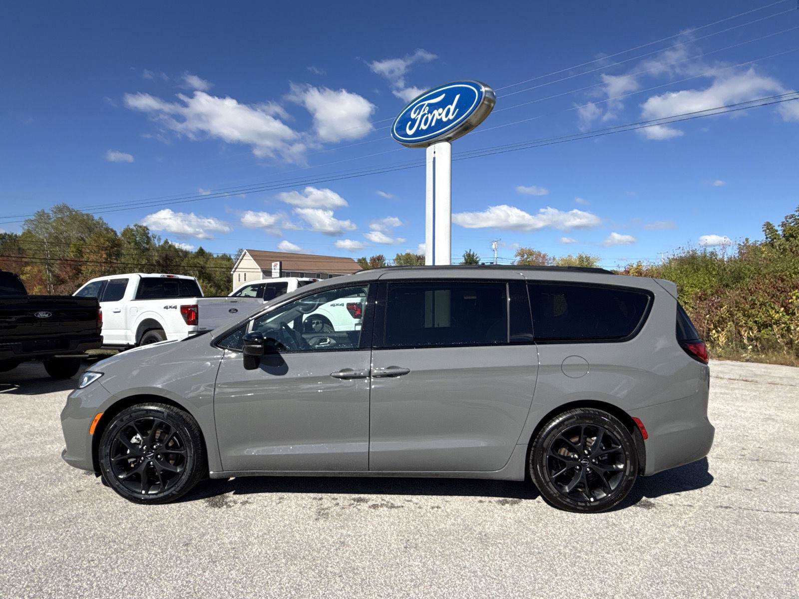 Used 2025 Chrysler Pacifica Limited FWD image 4