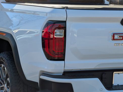 Used 2024 GMC Canyon Denali image 13