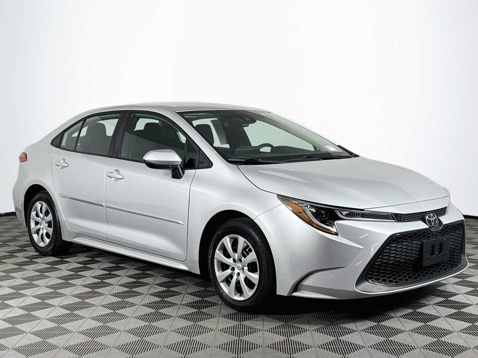 Used 2022 Toyota Corolla LE FWD image 3