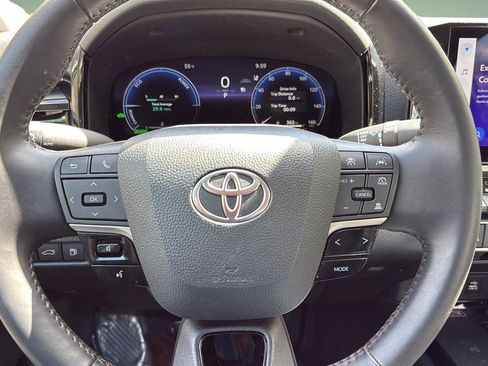 Used 2025 Toyota Camry XLE FWD image 18