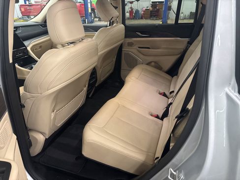 Used 2022 Jeep Grand Cherokee Limited w/ Luxury Tech Group II image 8